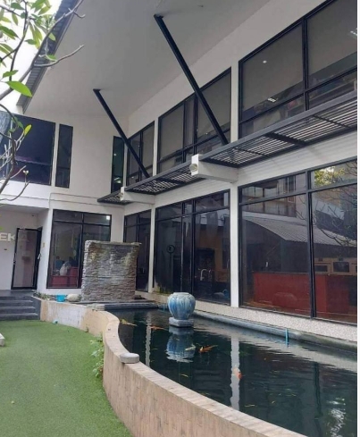 ให้เช่า อาคาร 2ชั้นพร้อมพื้นที่โชว์รูม สำนักงาน เนื้อที่ 1 ไร่ ติดถนนศรีอยุธยา พญาไท