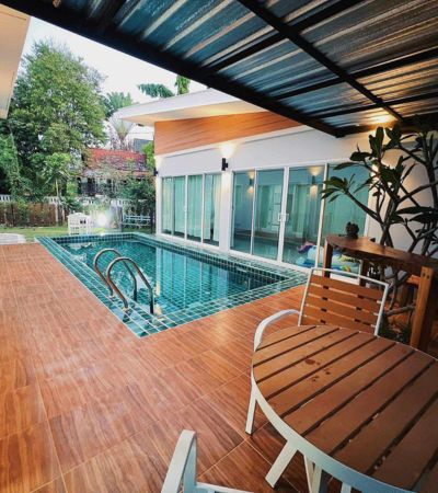 Pool villa ทำเลดีมาก  ขาเข้าเมือง ตรงข้าม แมคโครแม่เหียะ  ใช้เวลาเดินทางไปสนามบินเพียง 10 นาที