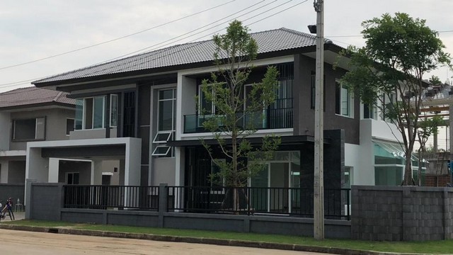 ให้เช่าบ้านเดี่ยว หลังมุม ติดสวน วรารมย์ พรีเมี่ยม วัชรพล-จตุโชติ 5 ห้องนอน 5 ห้องน้ำ บ้านเปล่า
