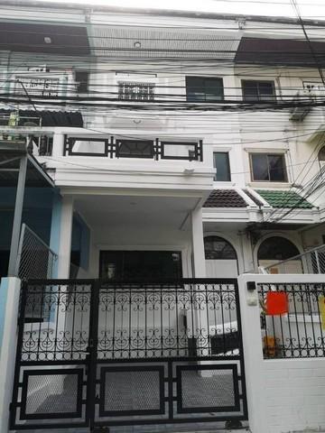 ให้เช่าทาวน์โฮม3ชั้นถนนรัชดาใกล้MRTศูนย์วัฒนธรรมเหมาะพักอาศัย หรือค้าขายได้ รีโนเวทใหม่ทั้งหลัง 