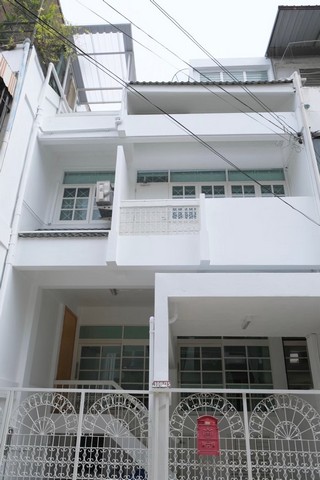 [B925]ให้เช่า 75k ทาวน์โฮม 4 ชั้น สุขุมวิท 38 เขตคลองเตย ปากซอยใกล้ BTSทองหล่อ 700 เมตร ทำออฟฟิศได้ อยู่อาศัยดี