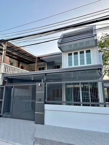 ให้เช่าทาวน์โฮม 35 ตร.ว 3 ห้องนอน 3 ห้องน้ำ 1 ครัวใหญ่ 1 pantry รามคำแหง 117