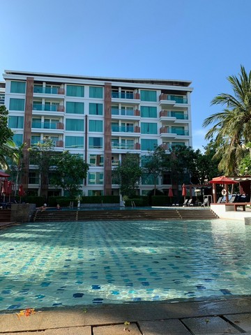 Amari Residence Huahin 1 bedroom ห้องมีเฟอร์นิเจอร์หรูและเครื่องปรับอากาศติดผนัง 2 เครื่อง