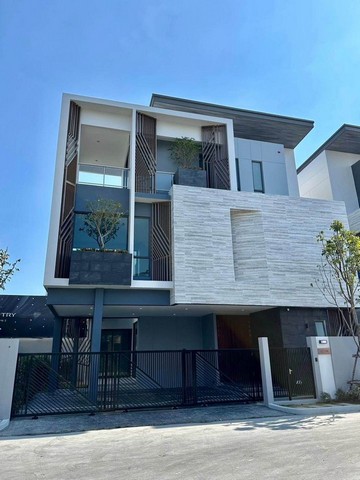 ให้เช่าวิลล่าหรู 3 ชั้น สไตล์ Modern Luxury The Gentry พัฒนาการ 32 พร้อมลิฟต์และสระว่ายน้ำส่วนตัว ซอยพัฒนาการ 32